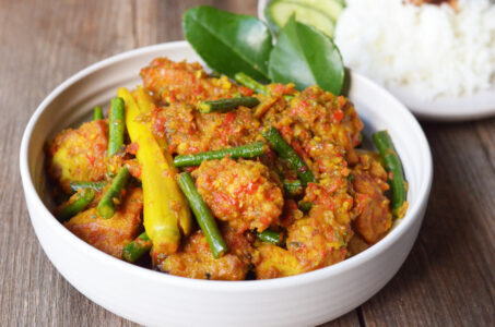 Thai-inspired Stir-fried chicken (Ayam Pad Phed)
